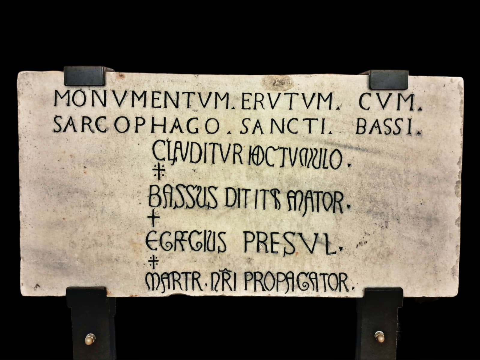 Iscrizione sul sarcofago: Bassus ditis amator