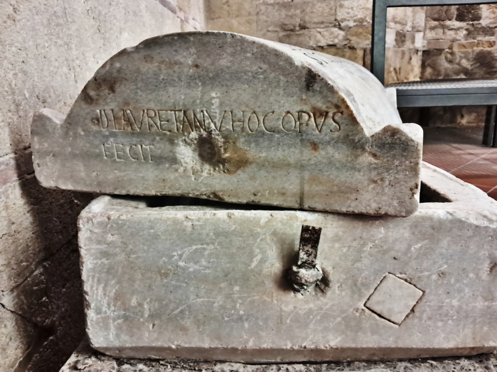 Sarcofago in marmo cipollino XIII secolo
