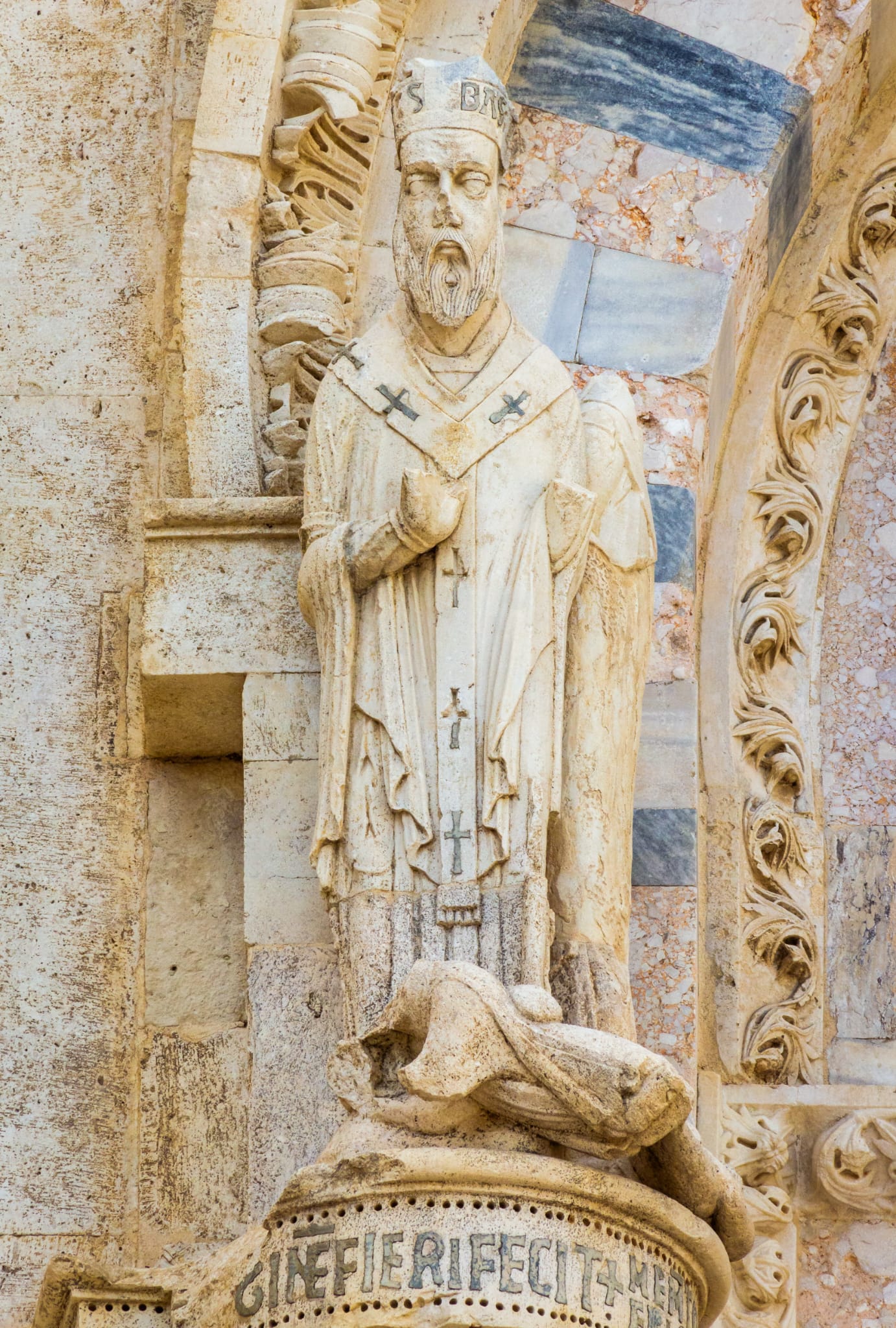 Statua di San Basso sul portale della Cattedrale di Termoli